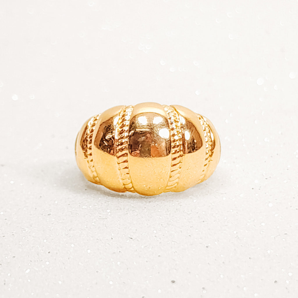 Anel Clássico com Detalhes Trabalhados Banho De Ouro