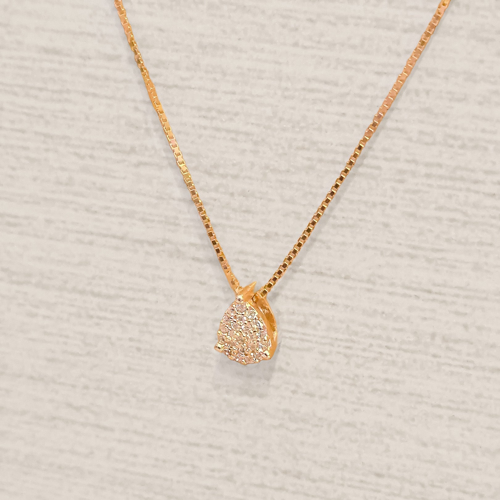 Corrente com Pingente mini Gota com Zirconias banho de ouro