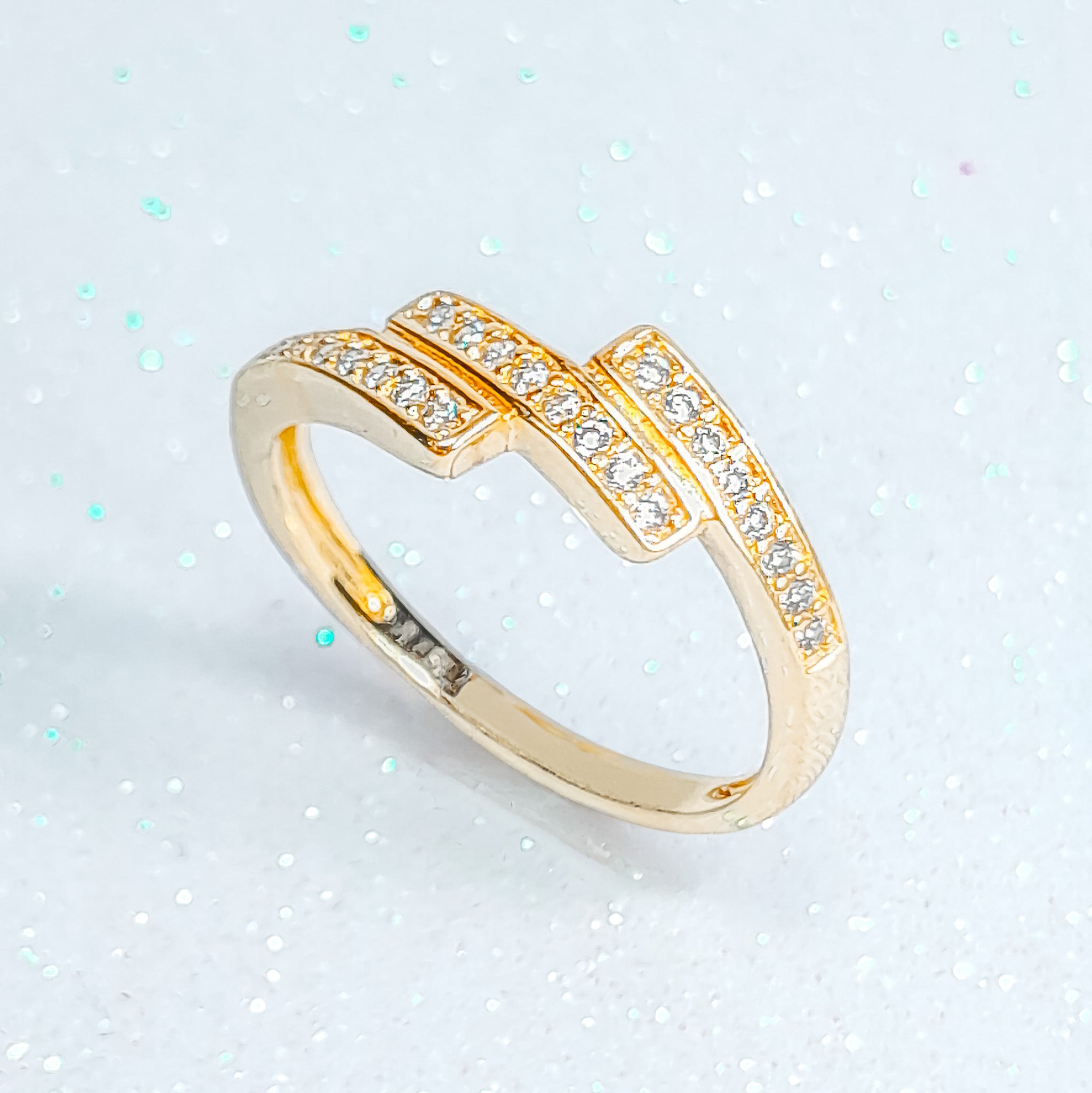 Anel 3 Aros Deslocados com Zircônias Banho de Ouro
