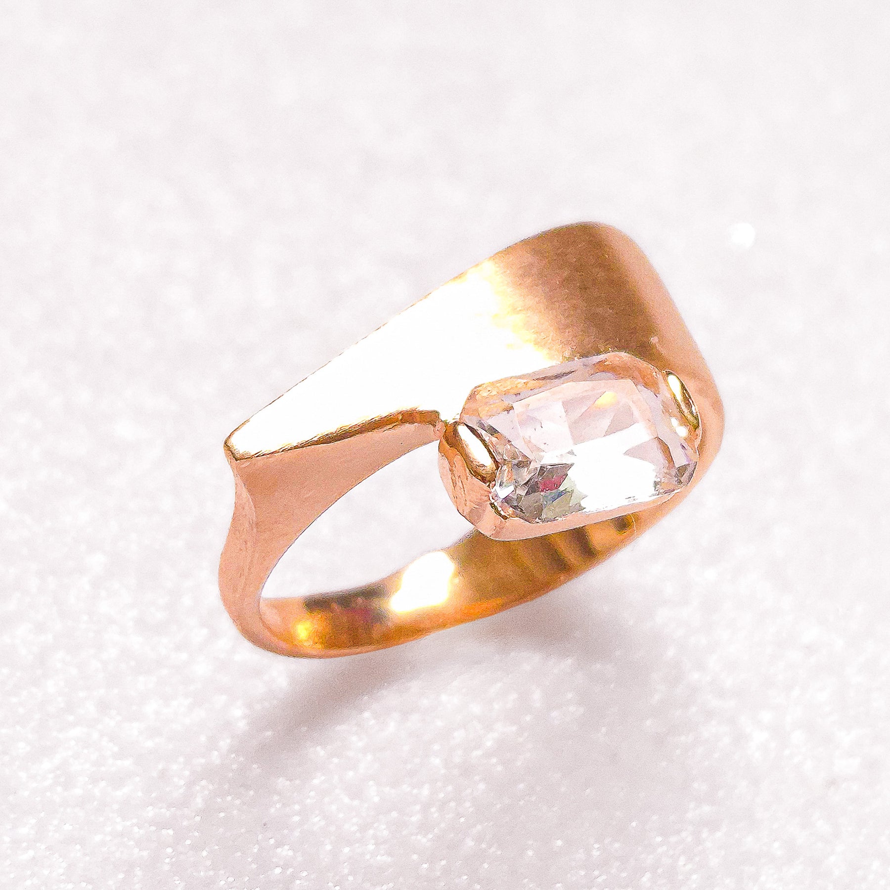 Anel Ângulo Quartzo Transparente Banho de Ouro