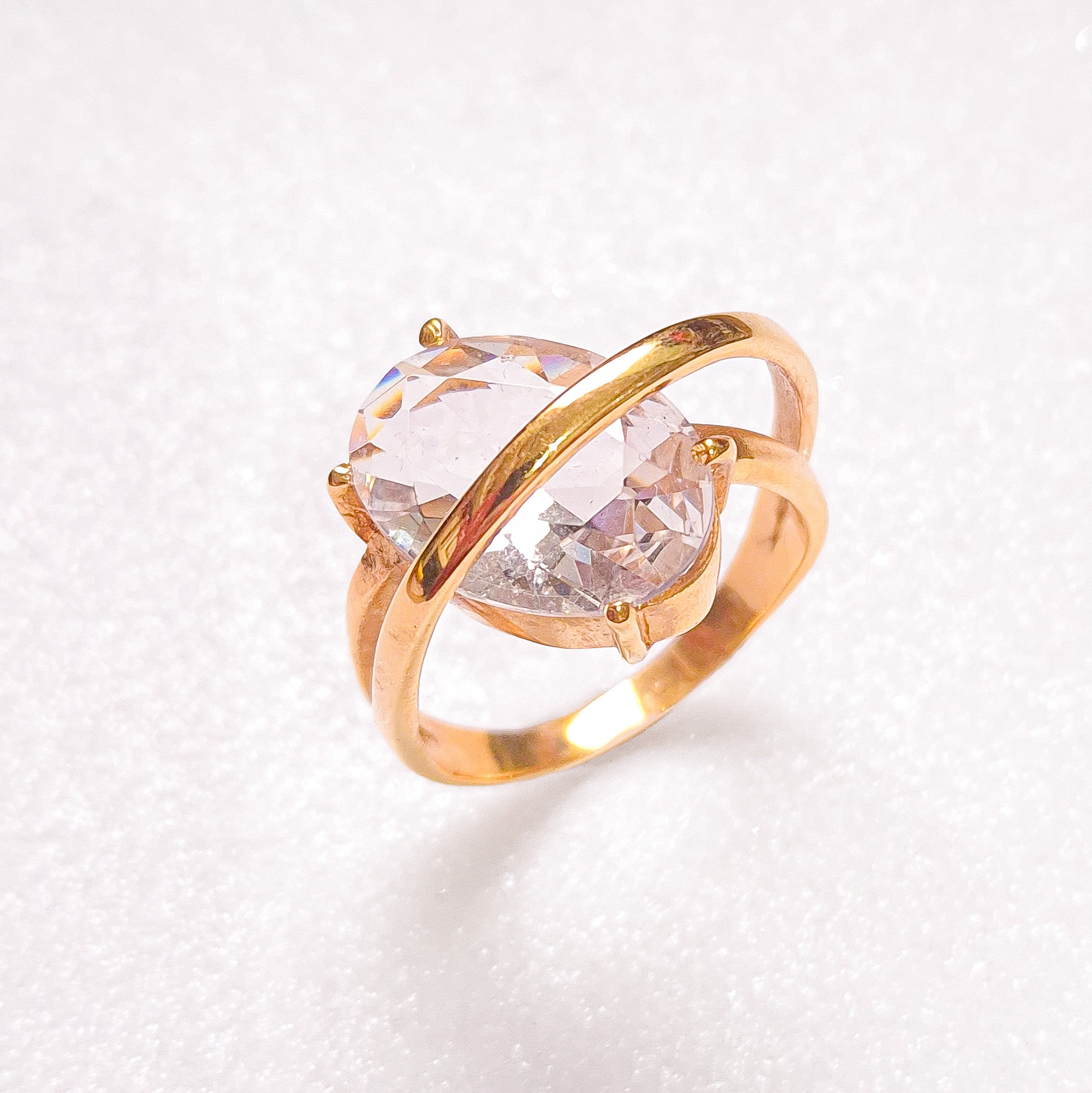 Anel Saturno com Quartzo Cristal Banho De Ouro