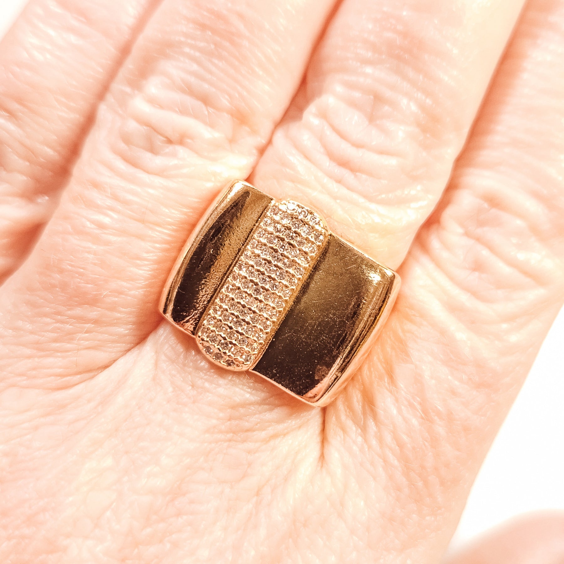 Anel Chic com Zircônias Banho de Ouro