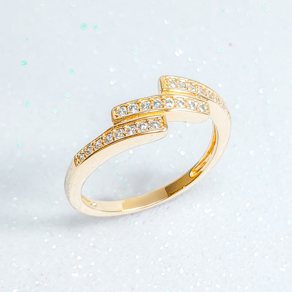 Anel 3 Aros Deslocados com Zircônias Banho de Ouro