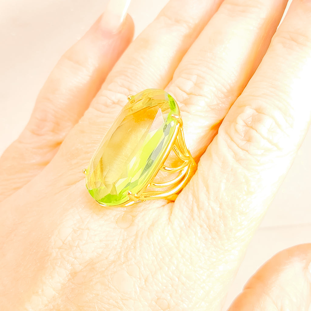 Anel Oval Com Quartzo Verde Limão Banho De Ouro