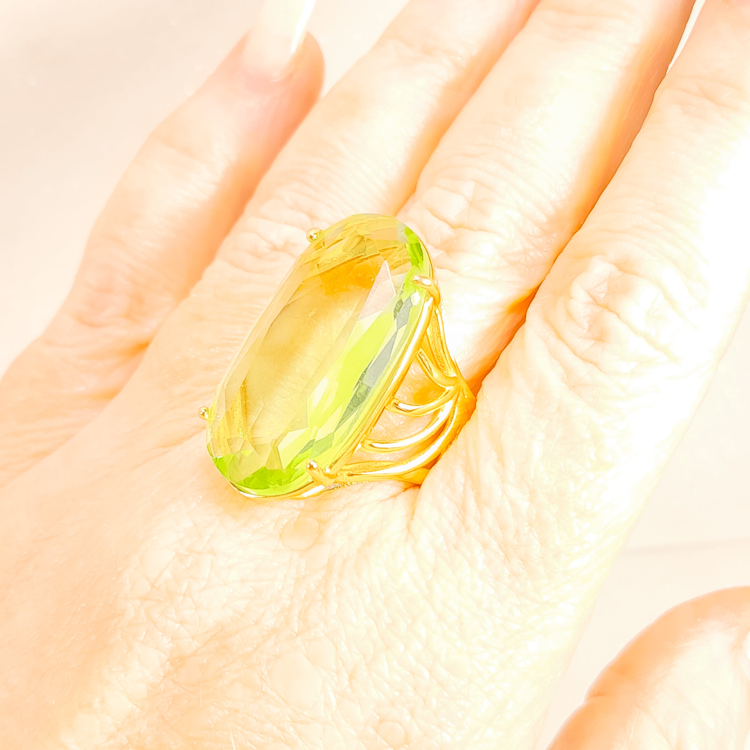 Anel Oval Com Quartzo Verde Limão Banho De Ouro