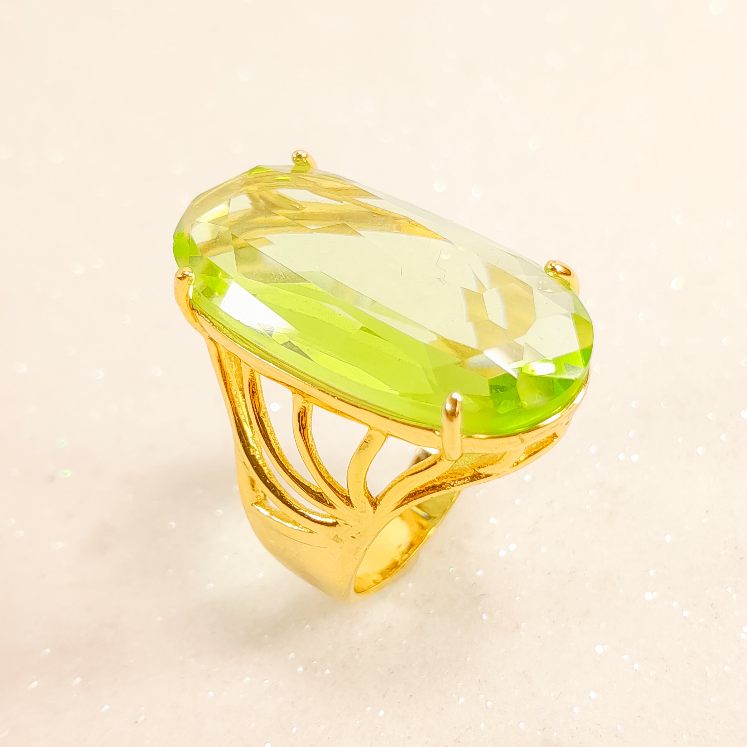 Anel Oval Com Quartzo Verde Limão Banho De Ouro